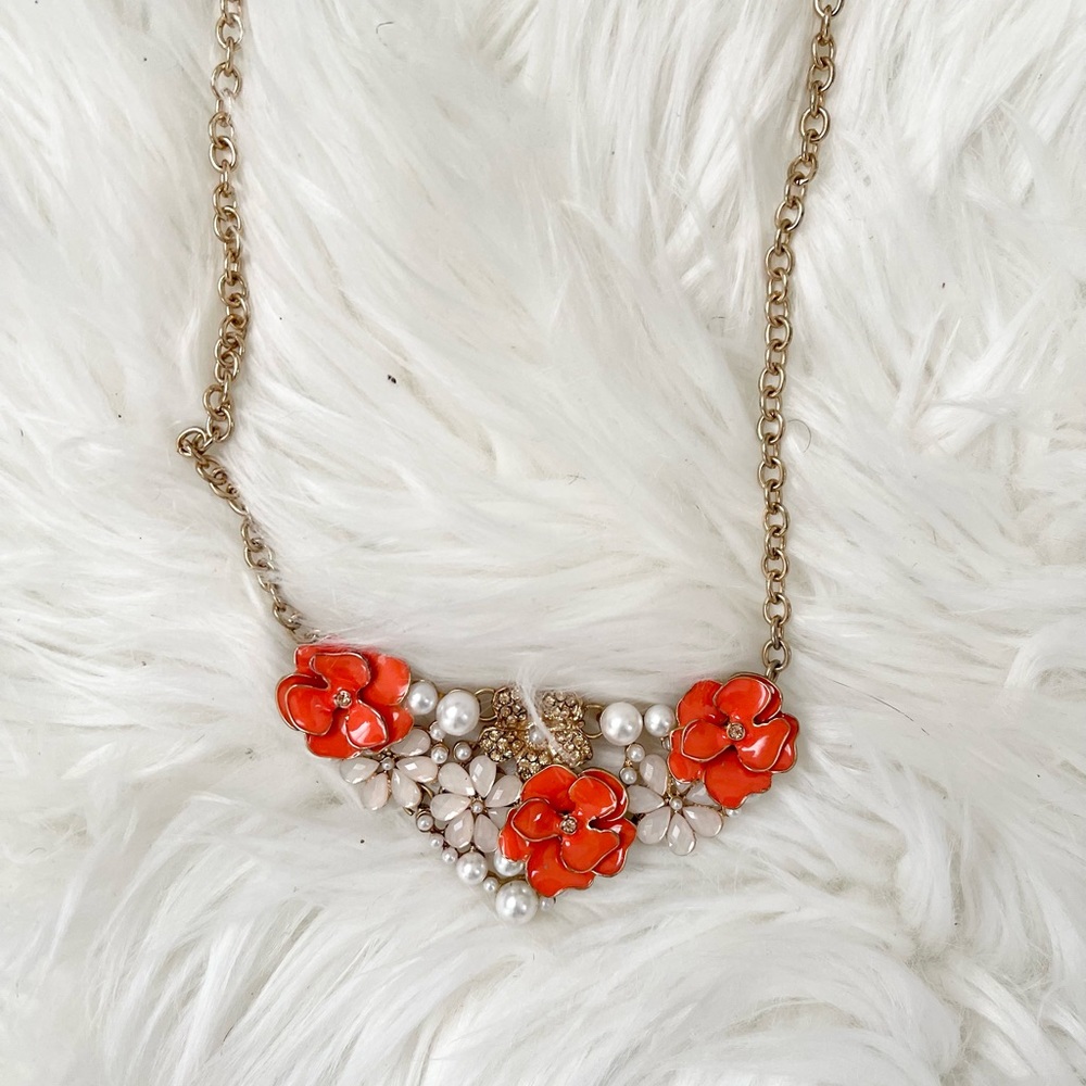 3/25$Gold necklace with flowers and pearls